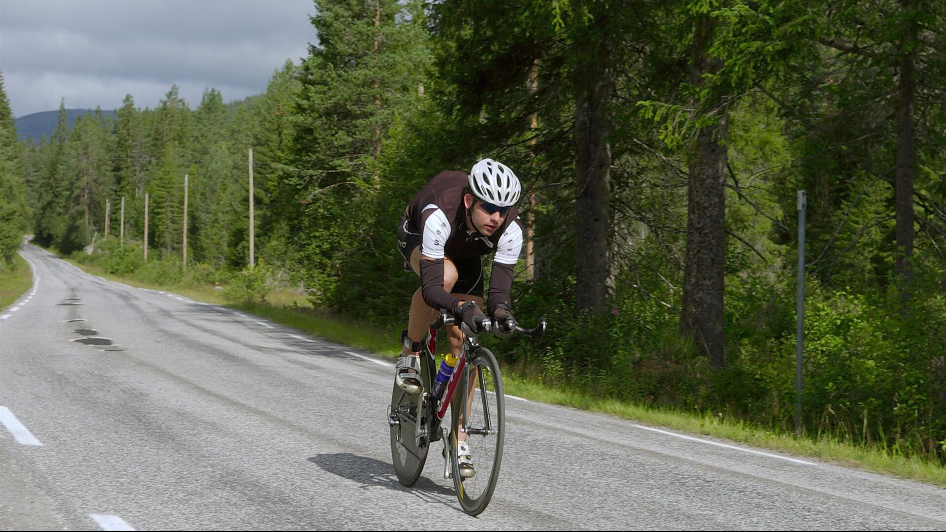 中国速度滑冰队再创佳绩 小将张磊打破全国纪录